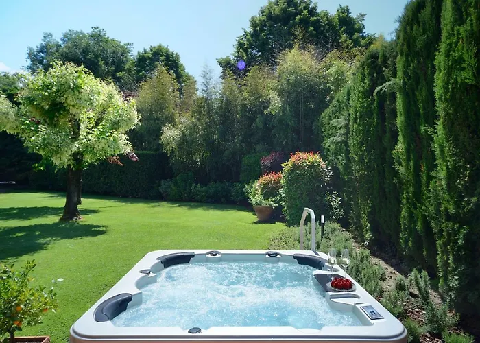 לינה וארוחת בוקר Le Facezie 4*